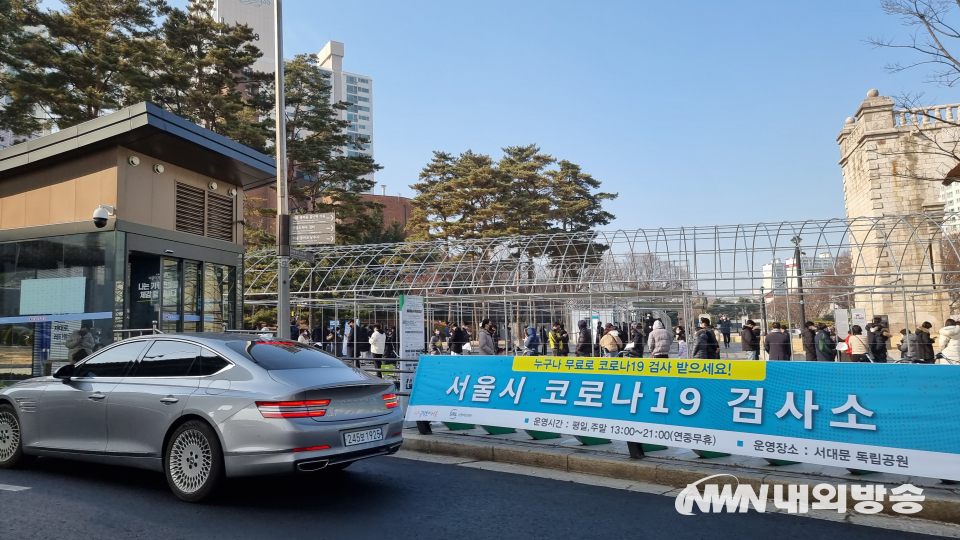 13일 코로나19 신규 확진자 수는 5만 6431명을 나타냈다. 또 역대 최다치를 기록했다. 그러나 위중증 환자 수는 빠르게 늘어나고 있지 않다. (사진=내외방송 이지선 기자)