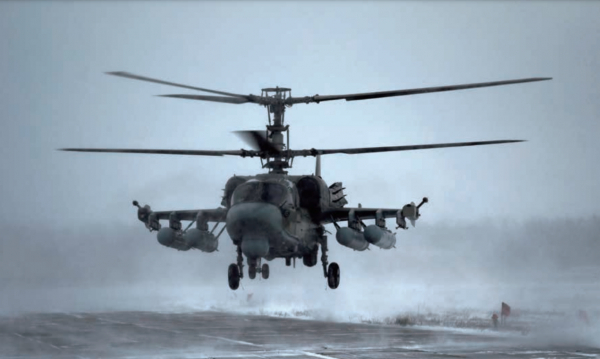 러시아 남부전구의 공군 정찰 공격 헬기 A Ka-52 ‘앨리게이터’가 19일 우크라이나 접경지역인 로스토프 인근의 비행장에서 기동 훈련을 하고 있다. (사진=로이터 연합뉴스)