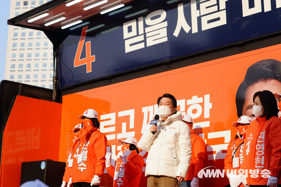 안철수 국민의당 대통령 후보가 15일 대구 반월당 현대백화점 앞에서 선거 유세를 하고 있다. 22.02.15. (사진=국민의당)