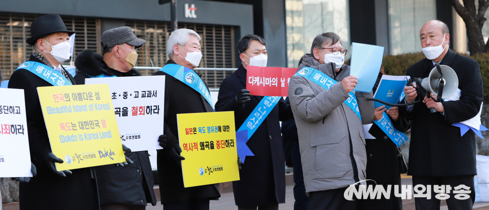 사단법인 독도수호연합회 최수환 회장이 22일 서울 광화문 KT본사 앞에서 일본 지방정부 시마네현이 매년 이날 행사하는 다케시마의 날을 폐지할 것을 촉구하는 선언문을 낭독하고 있다. 2022.02.22.(사진=최유진 기자)