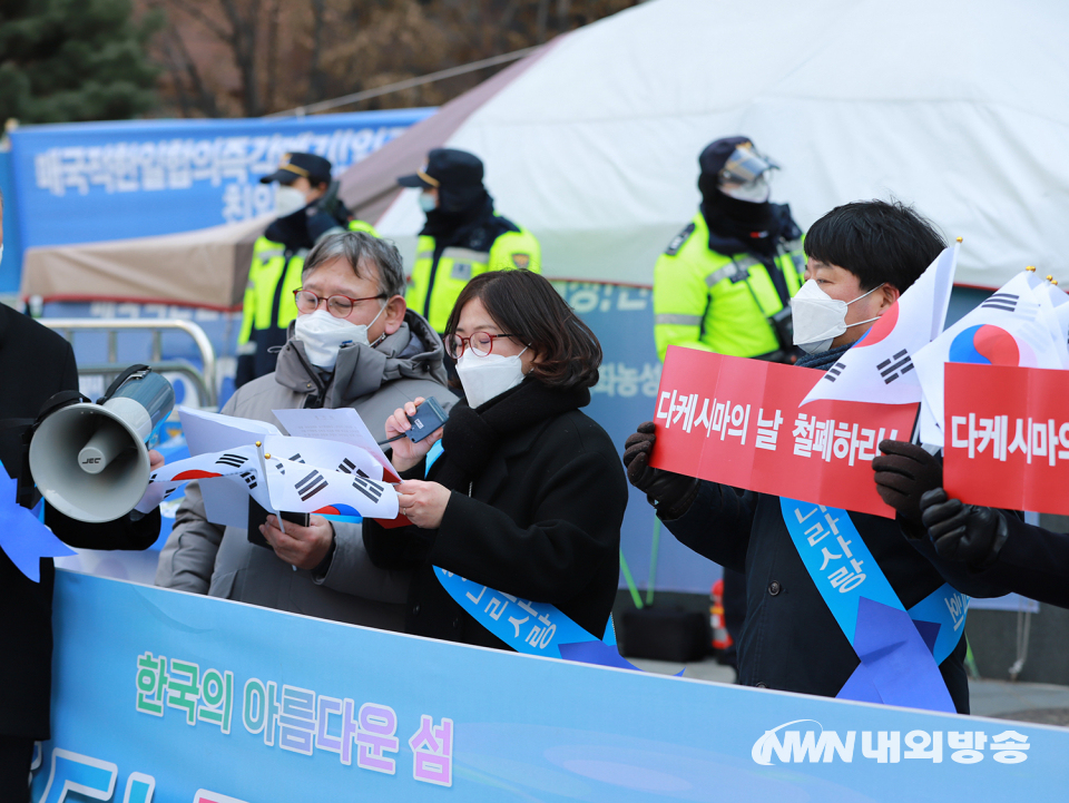 사단법인 독도수호연합회는 22일 일본대사관 앞에서 "독도는 한국땅이다. 독도는 외교 교섭이나 사법적 해결 대상이 될 수 없다"며 일본 시마네현이 매년 행사하는 '다케시마의 날'을 폐지할 것을 규탄하는 선언문을 낭독하고 있다. 2022.02.22.(사진=최유진 기자)