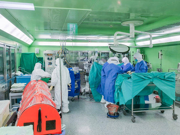 전주 예수병원에서 코로나19확진 판정을 받고 입원 중이던 30대 산모가 응급 제왕절개 수술을 받고 있다.(사진=예수병원)