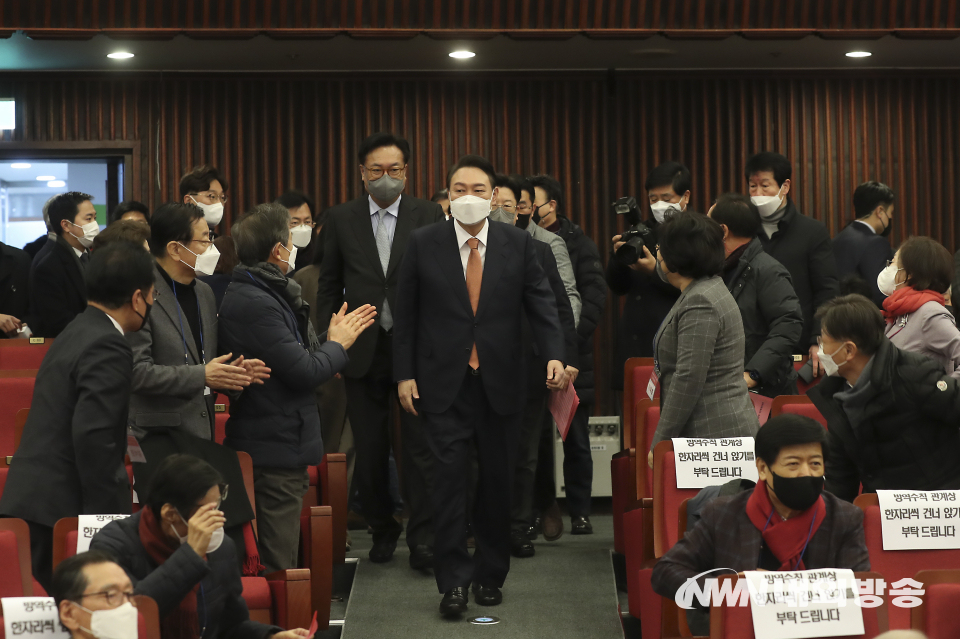 국민의힘 윤석열 대통령 후보가 24일 국회도서관에서 열린 '여야 전직 국회의장ㆍ국회의원 윤석열 후보 지지 선언'에 참석하고 있다. 22.02.24. (사진=국회사진공동취재단)