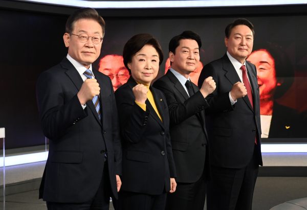 더불어민주당 이재명, 정의당 심상정, 국민의당 안철수, 국민의힘 윤석열 대선후보(왼쪽부터)가 11일 오후 서울 중구 매경미디어센터에서 열린 한국기자협회 주최 방송 6개사 공동 주관 2022 대선후보 초청 토론회 시작에 앞서 기념촬영을 하고 있다. (사진=국회사진기자단)