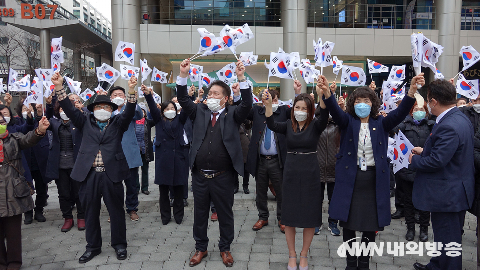 '3.1절 기념전국동시만세운동준비위원회(송진호 총재)'는 26일 구로디지털로 26길 123에 위치한 미라클시티월드그룹 사무실에서 민족대표 333인을 위촉하고 상견례 및 간담회를 개최했다. 이날 행사에 참석한 민족대표 333인은 만세 3창으로 삼일절 의미를 다졌다.2022.02.26.(사진=정동주 사진전문 기자)