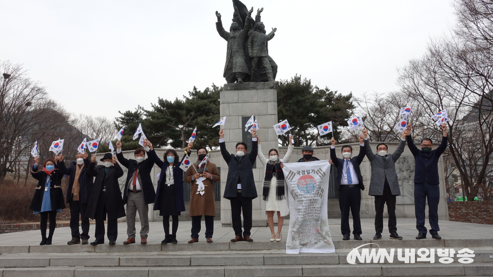 미라클시티월드그룹은 28일 오후 서대문 3.1독립선언기념탑 앞 광장에서 제103주년 3.1절 기념 전국 동시 만세운동에 앞서 태극기 퍼포먼스와 만세삼창 시범대회를 개최했다.