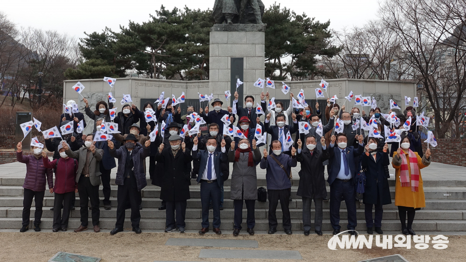 미라클시티월드그룹은 28일 오후 서대문 3.1독립선언기념탑 앞 광장에서 제103주년 3.1절 기념 전국 동시 만세운동에 앞서 태극기 퍼포먼스와 만세삼창 시범대회를 개최했다. 22.02.28. (사진=정동주 사진전문 기자)