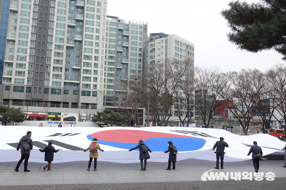 미라클시티월드그룹은 28일 오후 서대문 3.1독립선언기념탑 앞 광장에서 제103주년 3.1절 기념 전국 동시 만세운동에 앞서 태극기 퍼포먼스와 만세삼창 시범대회를 개최했다. 22.02.28. (사진=정동주 사진전문 기자)