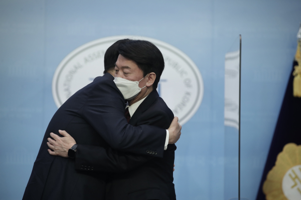 윤석열 국민의힘 대통령 후보와 안철수 국민의당 후보가 3일 국회 소통관에서 단일화를 선언하는 공동기자회견을 갖고 포옹하고 있다.(사진=국민의힘)