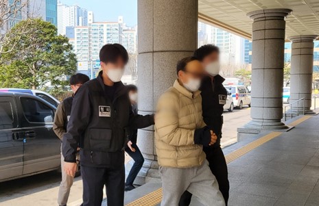 송영길 대표를 피습한 유튜버 표모(70)씨가 법원에 출석하고 있다(사진=연합뉴스)