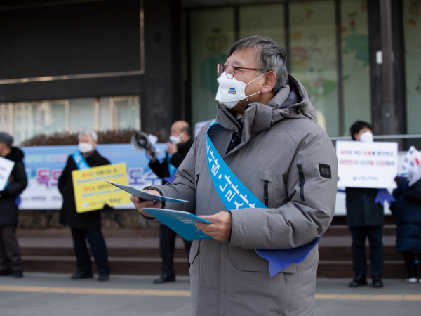 2022년 2월 22일 (사)독도수호연합회 최수환 회장은 서울 광화문 KT본사 앞에서 ‘다케시마의 날’ 폐지를 촉구하는 기자회견을 열고 시민들에게 태극기와 리플렛을나눠 주는 등 역사 바로 잡기 캠페인을 벌였다. (사진=최유진 기자)