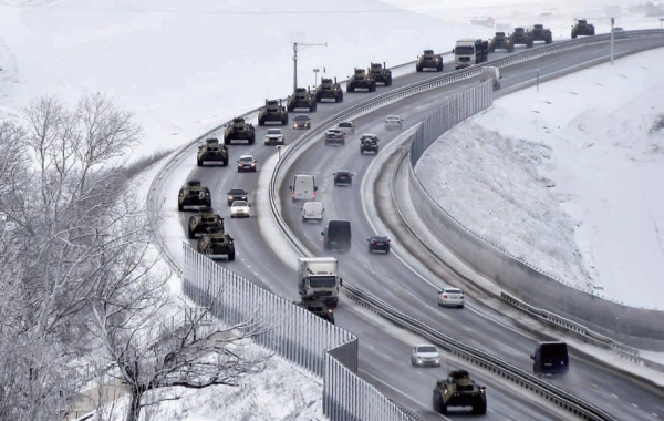 러시아 장갑차량들이 18일 우크라이나 인근 크림반도의 고속도로를 달리고 있다. 러시아는 현재 약 10만명의 병력과 탱크 등 군사 장비를 우크라이나 접경지역에배치해 미국 등 서방은 침공 준비로 받아들이고 있다. (사진=AP 연합뉴스)