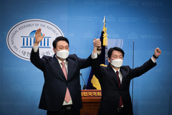 윤석열 국민의힘 대통령 후보와 안철수 국민의당 후보가 3일 오전 국회 소통관에서 단일화 기자회견을 한 뒤 포즈를 취하고 있다.(사진=연합뉴스)