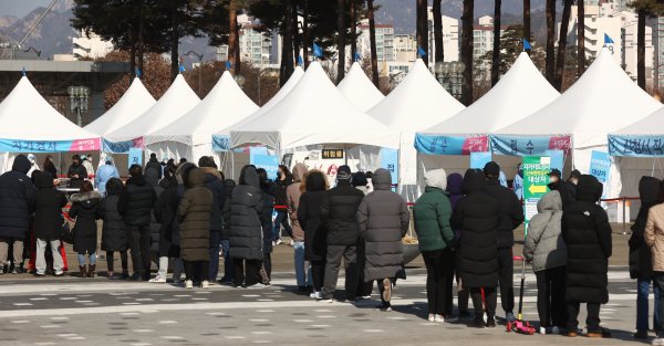 오미크론 변이가 확산하면서 21일 코로나19 신규 확진자는 9만 명대 중반을 기록했다. 코로나 검사는 일요일에도 쉽지 않았다. (사진=연합뉴스)