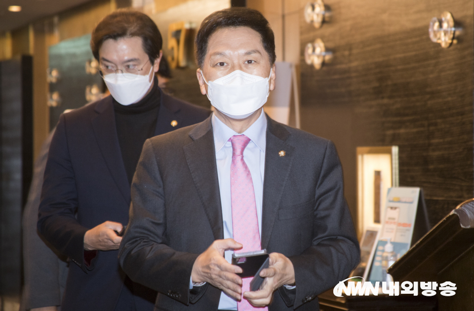 김기현 국민의힘 원내대표가 김건희씨의 녹취록 2탄 공개를 앞두고 "3탄은 이재명, 4탄은 김혜경으로 가야 한다"고 주장했다. (사진=이상현 기자)
