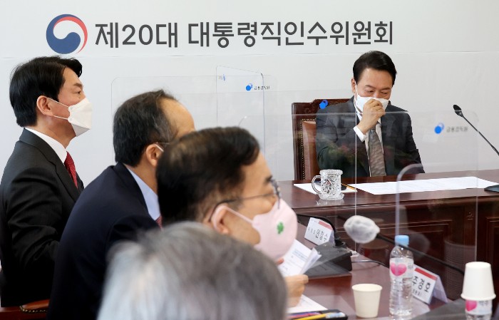 윤석열 대통령 당선인이 31일 오전 서울 종로구 통의동 대통령직인수위원회에서 열린 업무보고 회의에 참석해 안철수 인수위원장의 모두발언을 경청하고 있다. (사진=연합뉴스)