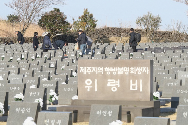 3일 제주4.3사건 당시 행방불명인 표석이 있는 제주시 봉개동 4·3평화공원 에 추모객들의 발길이 이어졌다.(사진=연합뉴스)