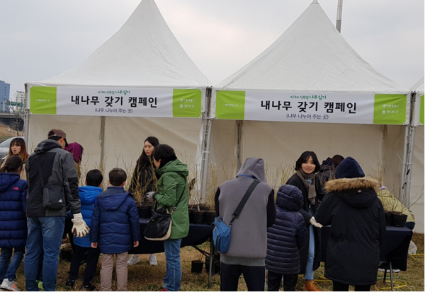 지난 2019년에 개최된 '내 나무 갖기 캠페인'에서 서울 시민들이 나무 묘목을 받고 있다.(사진=서울시)