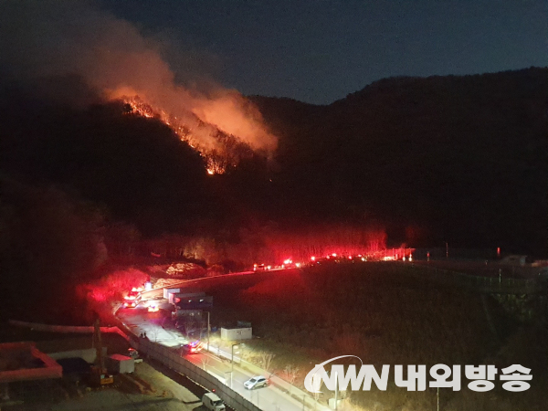 4일 오후 7시 43분께 경기도 하남시 학암동 남한산성 자락에서 산불이 발생했다. 2022.04.04.(사진=최유진 기자)