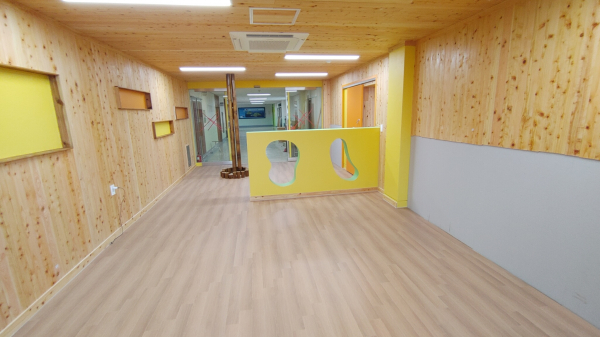 지난해 '대전 노은초등학교'에서는 교실 환경을 '친환경 국산 목재'로 탈바꿈했다.(사진=산림청)