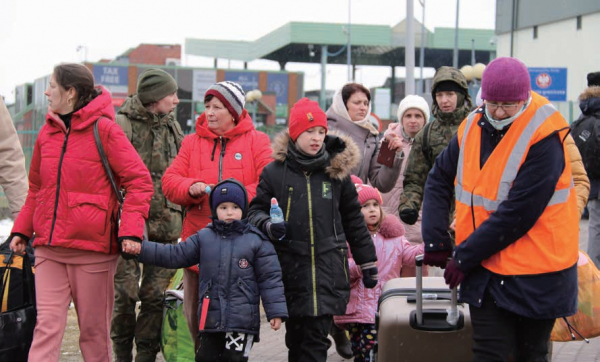 한 우크라이나인 가족이 9일(현지시간) 폴란드 메디카 국경검문소를 빠져나오고 있다. (사진=연합뉴스)