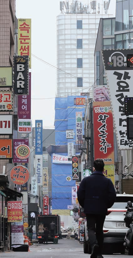 코로나19 사태가 장기화한 가운데 물가가 고공행진을 이어가면서 가계가 허리띠를 더욱 졸라매고 있다. 물가 상승을 고려한 가계 지출은 코로나 이전보다 감소했다. 특히 외식이나 오락 지출 감소가 컸다. 1일 통계청 국가통계포털(KOSIS)에 따르면 작년 4분기 물가 영향을 제거한 전국 1인 이상 가구 실질 지출(328만 2743원)은 코로나19가 국내에 발생하기 이전인 2019년 4분기 대비 0.4% 감소했다. 명목상 가계지출은 3.6% 늘었지만, 물가 상승을 고려한 지출은 오히려 감소한 것이다. 사진은 이날 서울 종로구 관철동 일대 식당가 모습 (사진=연합뉴스)