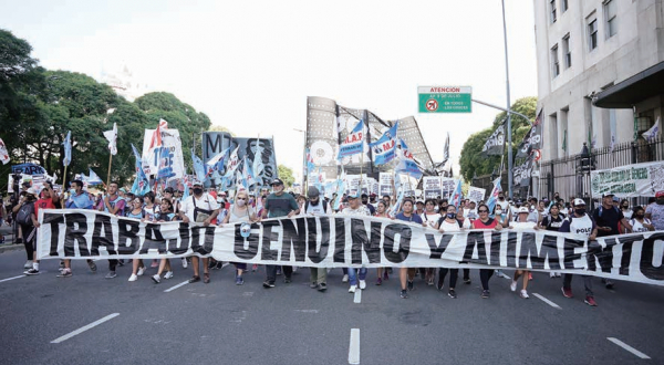 올해 3월 아르헨티나에서는 IMF의 채무 재조정 합의에 반대하는 시위가 벌어졌고, 수천명의 시위대가 ‘IMF 반대’, ‘IMF와의 합의 반대’ 등을 외치며 행진했다.