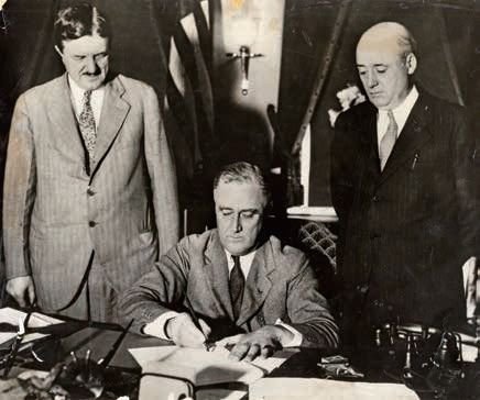 루스벨트 대통령이 1933년 긴급철도운송업에 서명했다.