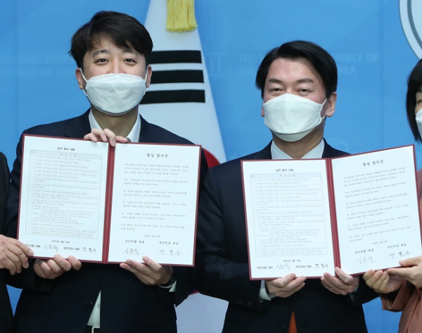 이준석 국민의힘 대표와 안철수 국민의당 대표는 18일 국회에서 합당합의문에 서명했다.(사진=연합뉴스)