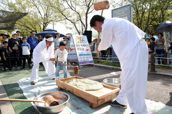 지난 2019년 열린 '양구 곰취축제'에서 관광객들이