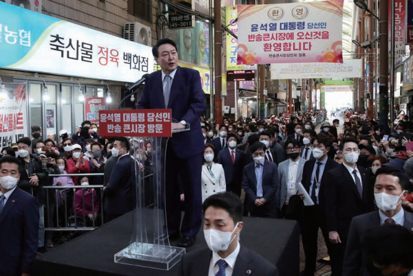 윤석열 대통령 당선인이 22일 부산 해운대구 반송큰시장을 방문해 시민들에게 감사 인사를 하고 있다. (사진=인수위사진기자단)