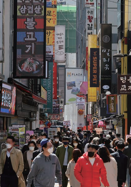 정부가 사적모임 허용 인원을 기존 ‘8인까지’에서 ‘10인까지’로 늘리기로 했다. 식당 등 다중이용시설의 영업시간도 ‘오후 11시까지’에서 ‘자정까지’로 확대된다. 1일 서울 명동에서 시민들이 점심식사를 위해 이동하고 있다.