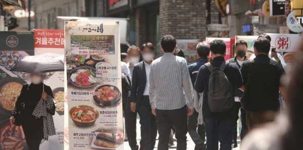 재료비와 배달료 인상, 수요 회복이 맞물리면서 일상적으로 먹는 햄버거와 짜장면, 김밥을 포함해 39개 외식 조사품목의 물가가 모두 올랐다. 국가통계포털(KOSIS)에 따르면 3월 외식 물가는 1년 전보다 6.6% 올랐다. 1998년 4월 이후 23년 11개월만에 가장 상승 폭이 컸다. 품목별로 보면 갈비탕(11.7%), 햄버거(10.4%), 짜장면(9.1%) 등 39개 외식 품목이 모두 올랐다. 사진은 11일 서울 명동거리에서 시민들이 음식점 광고판 앞을 지나가는 모습