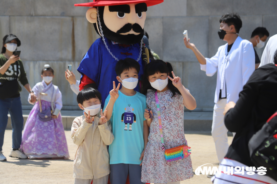 어린이날 100주년인 5일 경복궁을 찾은 어린이들이 인형탈을 쓴 수문장과 기념 촬영을 하고 있다. 2022.05.05. (사진=이상현 기자)