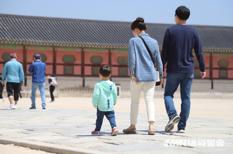 어린이날 100주년인 5일 경복궁을 찾은 어린이들이 인형 탈을 쓴 수문장과 기념 촬영을 하고 있다. 2022.05.05. (사진=이상현 기자)