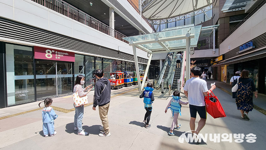 일산 원마운트에 있는 쇼핑의 거리 앞. 쇼핑하러 정말 많은 사람들이 매일 이곳을 찾는다. 길거리 기차에서 뿜어져 나오는 비누방울이 인상적이다. 2022.05.05. (사진=내외방송 이지선 기자)