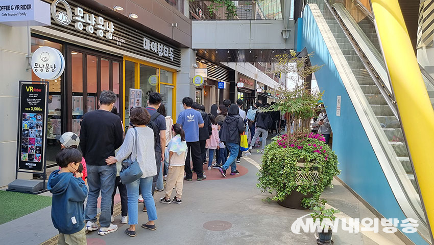 '정말 이게 뭐라고~' 입이 떡 벌어지는 순간. 일산의 유명한 키즈 카페 중 하나인 챔피언 1250 앞에 사람들이 줄을 서 있다. 2022.05.05. (사진=내외방송 이지선 기자)