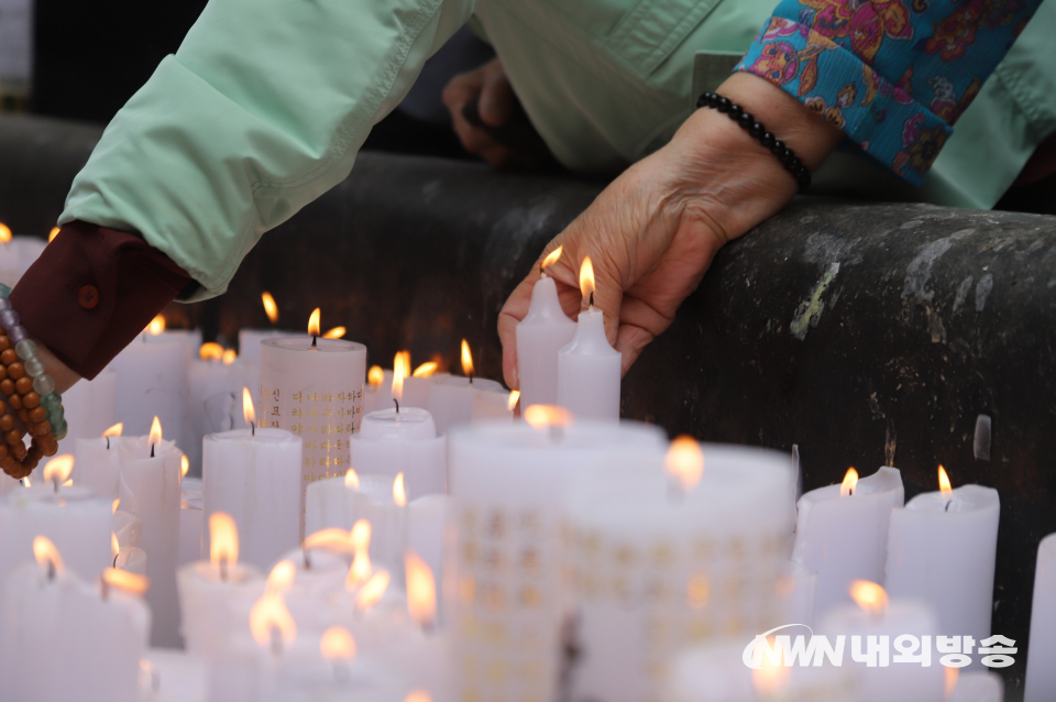 불기 2566년 부처님 오신 날인 8일 오전 서울 종로구 조계사에서 한 불자가 소원을 빌고 있다. 22.05.08 (사진=이상현 기자)