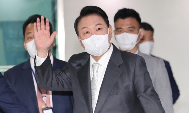 윤석열 대통령이 지난 12일 서울 용산 대통령실 청사로 출근하는 모습. (사진=연합뉴스)