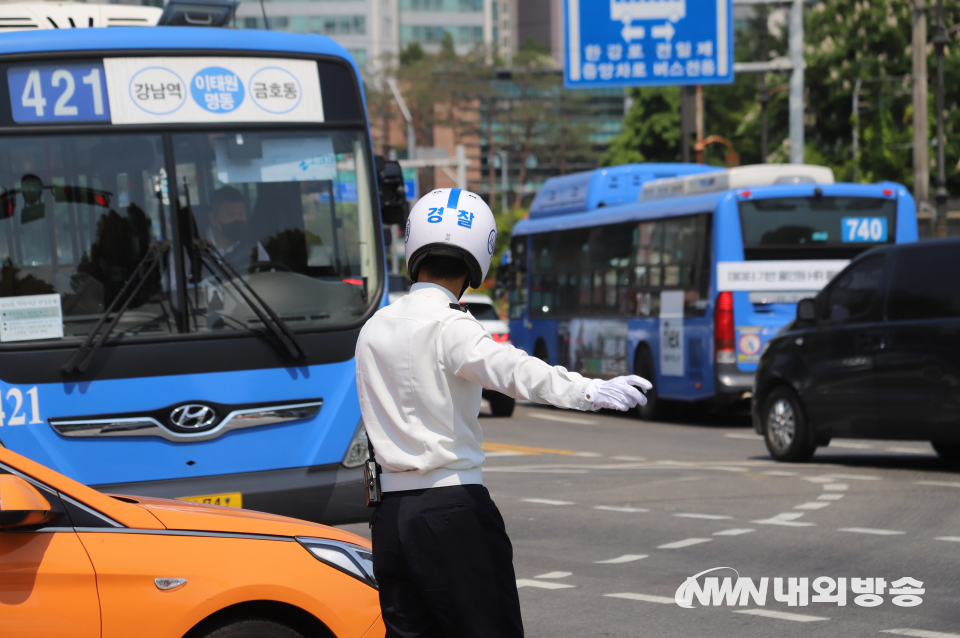 17일 서울 용산구 대통령 집무실 앞에서 경찰이 교통 통제를 하고 있다. 22.05.17. (사진=이상현 기자)
