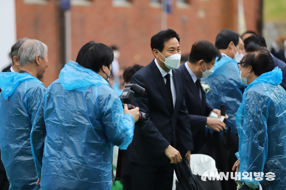 국민의힘 오세훈 서울시장 후보와 더불어민주당 송영길 서울시장 후보가 18일 서울시 서대문구 서대문형무소 역사관 마당에서 열린 5·18 민주화운동 기념일 서울행사에 참석해 악수를 하고 있다. 2022.5.18 (사진=이상현 기자)