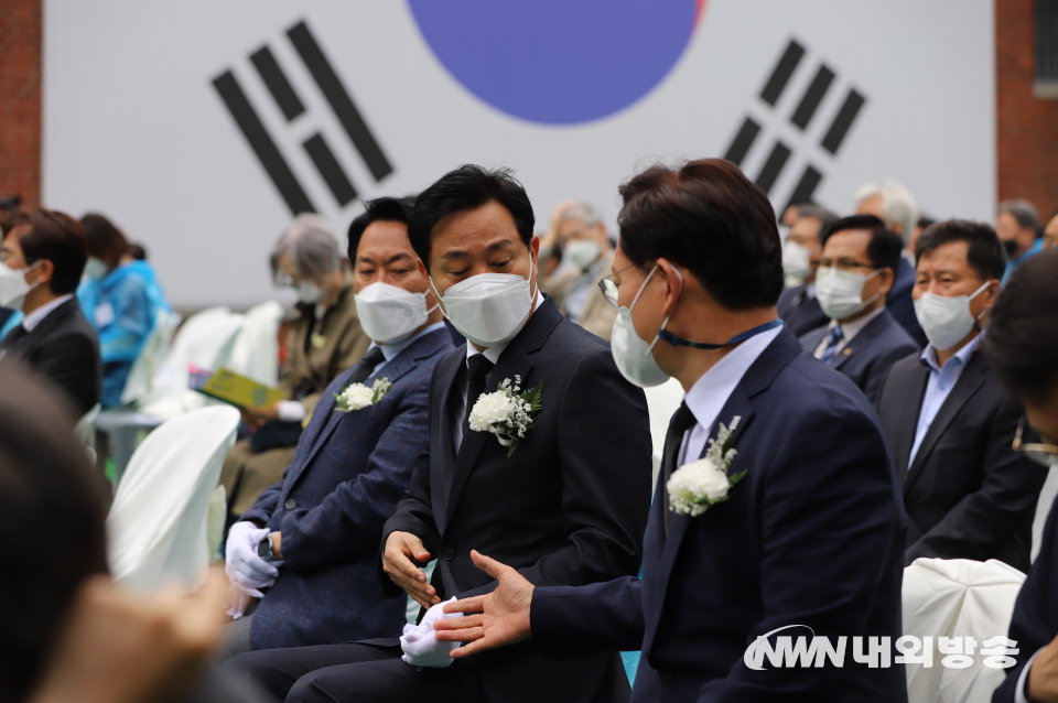 "이번 선거 잘해봅시다." 오세훈 서울시장 후보에게 악수를 건네는 송영길 서울시장 후보. 2022.5.18 (사진=이상현 기자)