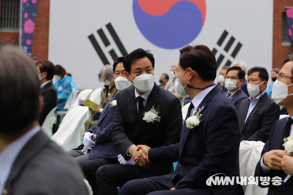 "OK 접수." 국민의힘 오세훈 서울시장 후보와 더불어민주당 송영길 서울시장 후보가 악수를 하고 있다. 2022.5.18 (사진=이상현 기자)