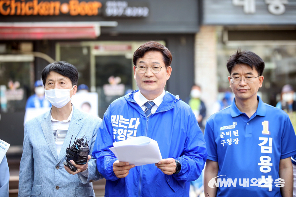 오는 6·1 지방선거 공식선거 운동 기간 첫날인 19일 송영길 더불어민주당 서울시장 후보는 노후 아파트에 대한 재개발·재건축 공약을 공개했다. 지난 대선 패배의 가장 큰 원인을 부동산으로 꼽은바, 서울시민의 표심을 잡기 위해 부동산에 집중하는 모습이다. 22.05.19. (사진=송영길 길캠프)