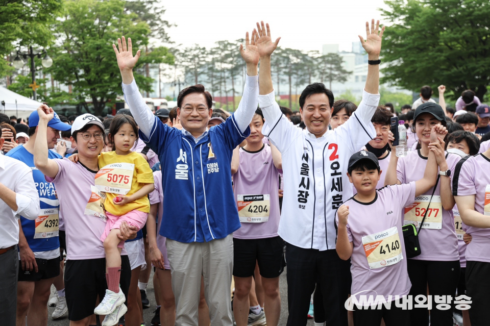 더불어민주당 송영길 서울시장 후보와 국민의힘 오세훈 서울시장 후보가 21일 오전 서울시 마포구 월드컵경기장 평화의 광장에서 열린 2022 서울신문 마라톤 대회에서 참가자들과 함께 출발선에 함께 서 있다.