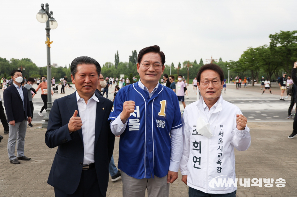 더불어민주당 송영길 서울시장 후보와 국민의힘 오세훈 서울시장 후보가 21일 오전 서울시 마포구 월드컵경기장 평화의 광장에서 열린 2022 서울신문 마라톤 대회에 참석했다. 22.05.21. (사진=송영길 길캠프)