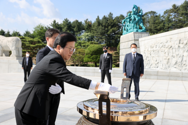 박병석 국회의장이 27일 대전현충원을 찾아 참배하고 있다.(사진=국회의장실)