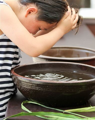 한국민속촌에서 진행되는 창포물 머리 감기.(사진=한국민속촌)