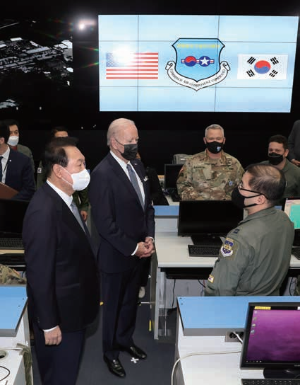 윤석열 대통령과 조 바이든 미국 대통령이 22일 오후 오산 미 공군기지의 항공우주작전본부(KAOC) 내 작전조정실을 함께 방문해 임무 수행 상황에 대한 보고를 받고 있다. (사진=연합뉴스)