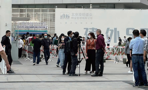 4월 25일 코로나19 확산으로 비상이 걸린 중국 수도 베이징시의 차오양구의 한 핵산(PCR) 검사소에 대기 줄이 길게 늘어섰다. (사진=연합뉴스)